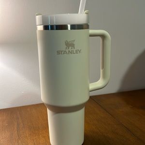 NWOT Stanley Quencher H2.0 Flowstate Tumbler 40oz in Cream
